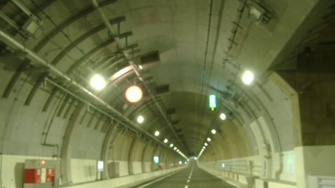 Descubra os maiores túneis do mundo, suas extensões, localização e finalidade, de Lærdal na Noruega ao WestConnex na Austrália, e saiba como eles transformam a mobilidade global.