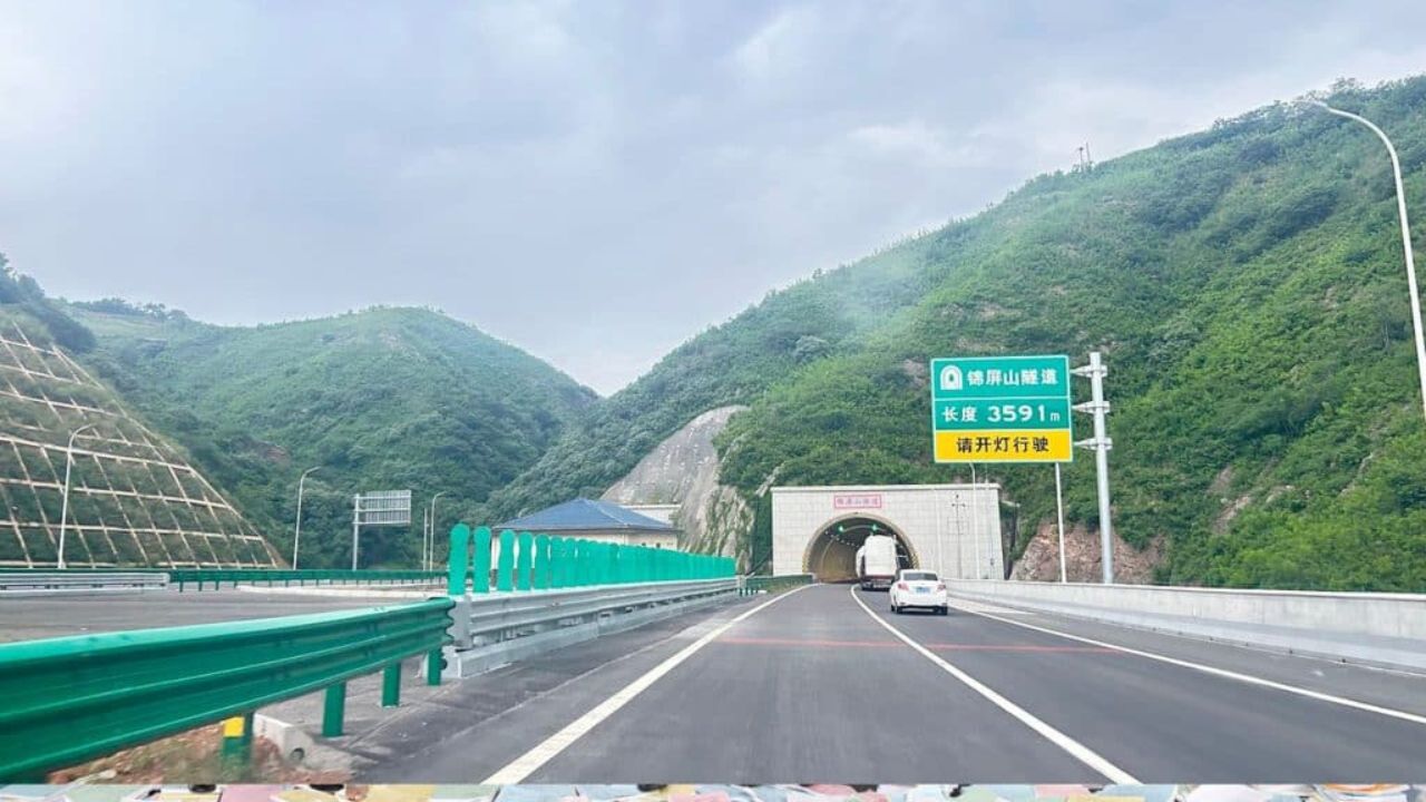 Descubra os maiores túneis do mundo, suas extensões, localização e finalidade, de Lærdal na Noruega ao WestConnex na Austrália, e saiba como eles transformam a mobilidade global.