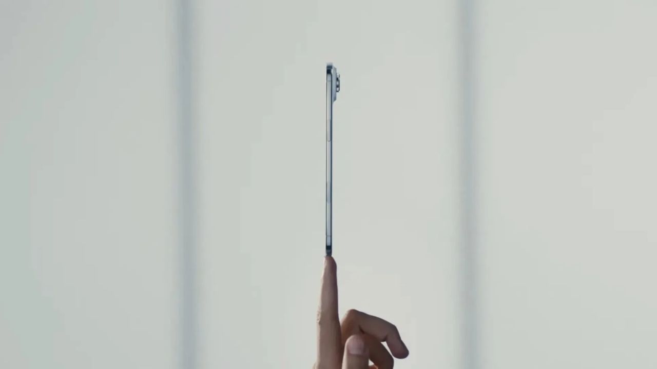 Com apenas 5,6 milímetros de espessura e corpo de titânio, o novo iPhone Air é o celular mais fino já criado pela Apple
