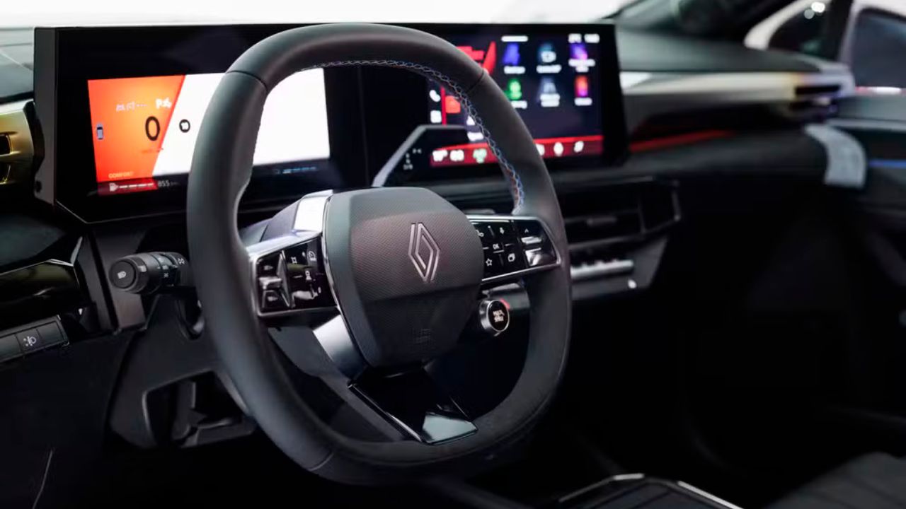 Com motor E-Tech de 160 cv, o novo Clio híbrido pode rodar 80% do tempo no modo elétrico na cidade e faz impressionantes 25,6 km/l