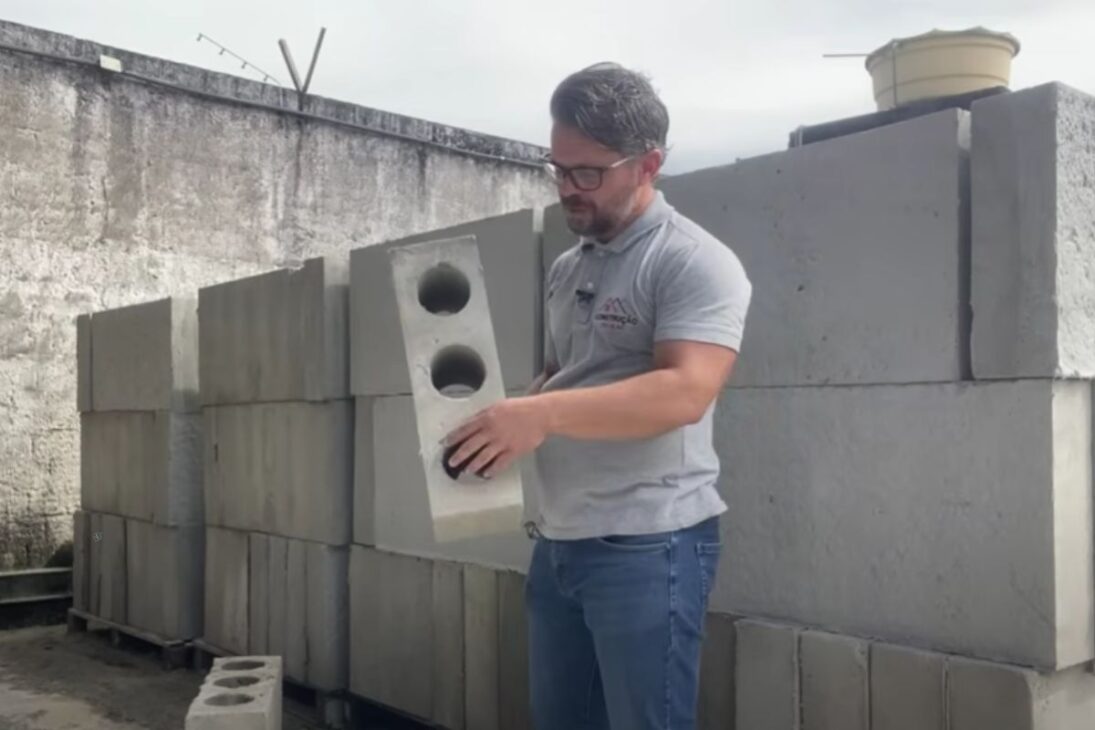 Construção 5× mais rápida e 50% mais barata: blocos de 0,5 m², argamassa 90% menor e vigas sem madeira transformam obra; pedreiro chega a 100 m²/dia