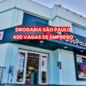 Fachada da Drogaria São Paulo com banner anunciando 400 vagas de emprego para pessoas com mais de 50 anos nos estados da Bahia, Pernambuco e Mato Grosso.