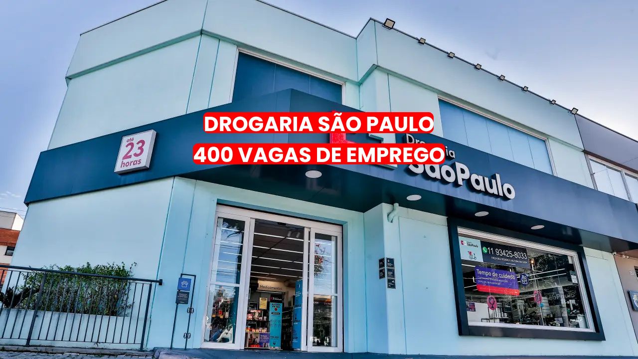 Fachada da Drogaria São Paulo com banner anunciando 400 vagas de emprego para pessoas com mais de 50 anos nos estados da Bahia, Pernambuco e Mato Grosso.