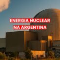 Vista panorâmica de uma usina nuclear argentina com torre de resfriamento emitindo vapor e edifício de contenção esférico ao entardecer, representando a infraestrutura energética do país.