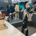 Ele cozinha, carrega caixas e pode roubar milhões de empregos: robô humanoide da China desafia Tesla e promete mudar o mundo como conhecemos