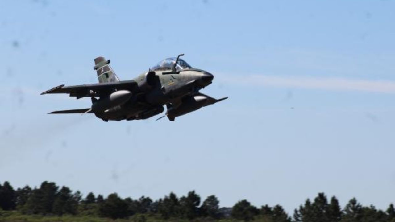 Força Aérea Brasileira participa da nova fase da Operação Atlas: aeronaves A-1M se deslocaram para Roraima nesta terça-feira (23)