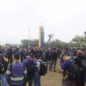 A greve na Gerdau em Pindamonhangaba protesta contra o fechamento da linha de cilindros. O Sindicato dos Metalúrgicos denuncia risco de 400 demissões diante da pressão do aço importado sobre a indústria nacional.