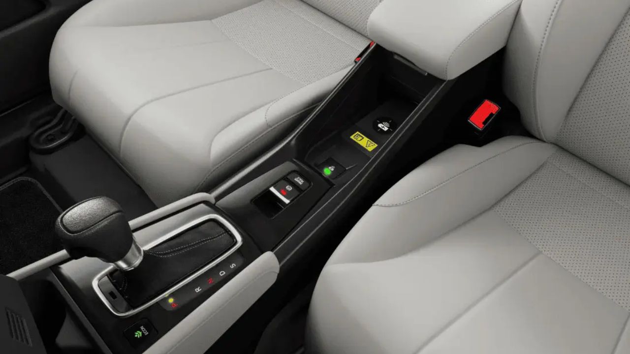 No Honda City EX, a tecnologia de segurança avançada e a conectividade sem fio são perfeitamente integradas a uma cabine espaçosa e confortável, criando um ambiente onde o bem-estar e a tranquilidade do motorista são a prioridade.