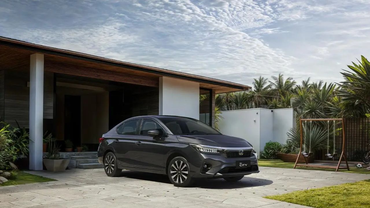 O design do Honda City EX combina elegância atemporal com toques de modernidade, onde o facelift sutil nos para-choques e na grade frontal cria uma aparência sofisticada e equilibrada, que agrada sem precisar de exageros.