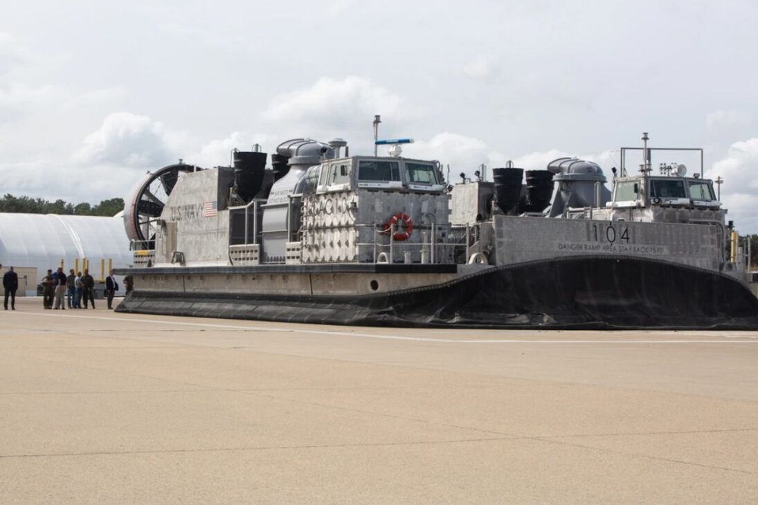 Hovercrafts LCAC dos EUA levam blindados e 3.300 fuzileiros à costa em menos de 1 hora: frota já opera no Caribe diante da Venezuela