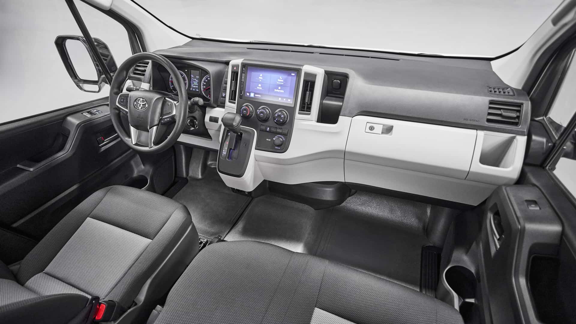 Toyota Hiace chega ao Brasil com motor da Hilux, 16 lugares, câmbio automático, revisões grátis e rivalidade direta com a Fiat Ducato.