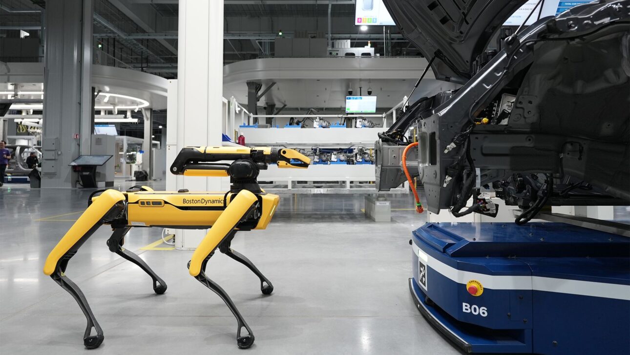 Cão-robô Spot inspecionando parte da carroceria de um Ioniq, mostrando alta tecnologia de controle de qualidade e automação.
(Imagem: Hyundai Motor Group Innovation Center via T3 — imagem de fábrica futurista, robôs de inspeção)