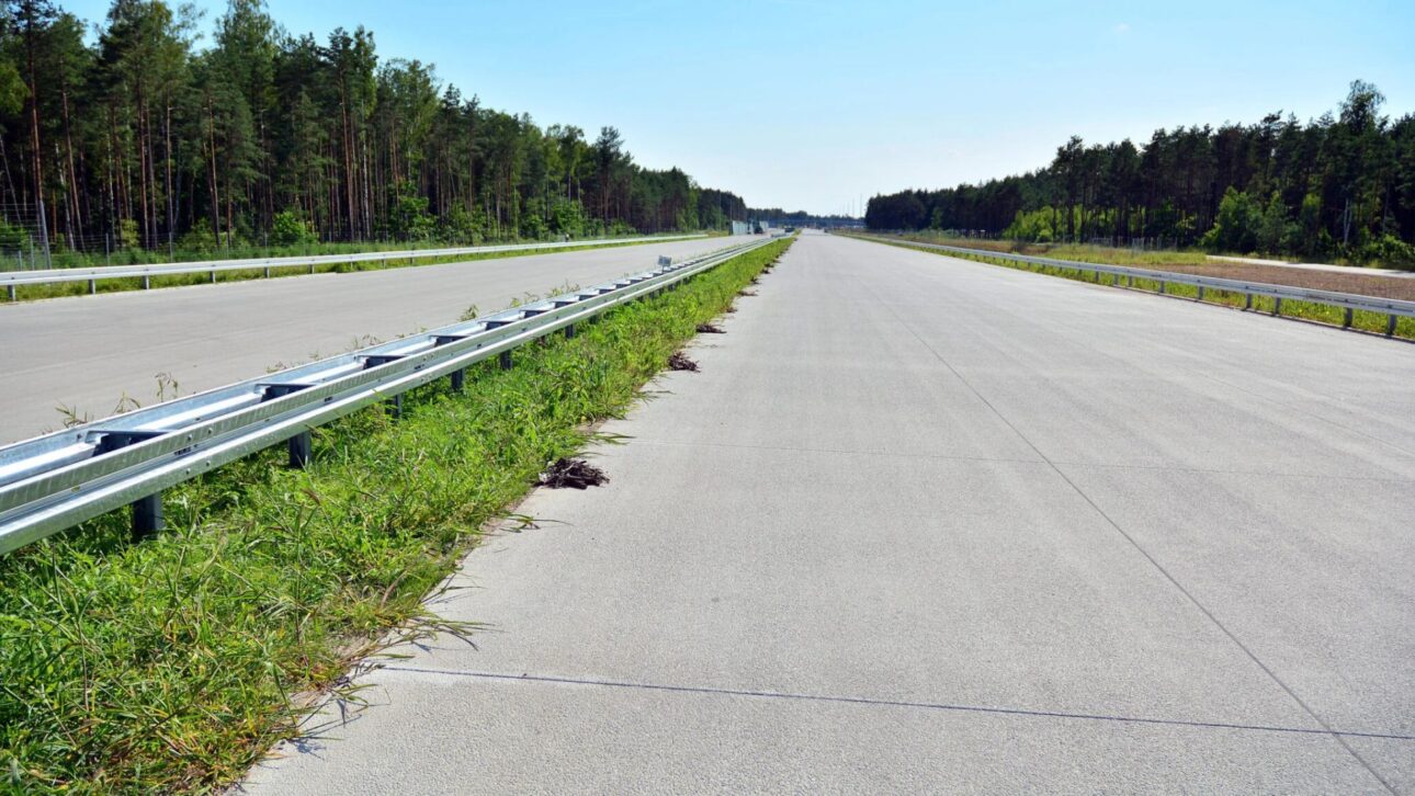 Rodovia de concreto nos EUA destaca durabilidade, pavimento rígido e infraestrutura eficiente no transporte. (Imagem: Grand Warszawski / iStock)