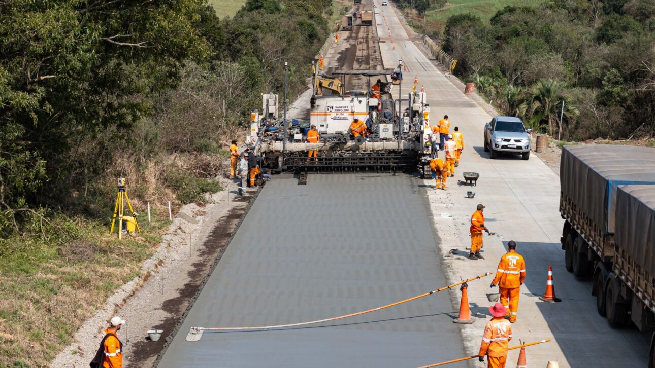 Interseção rodoviária em concreto no Paraná evidencia durabilidade, pavimento rígido e modernização da infraestrutura. (Imagem: DER-PR)