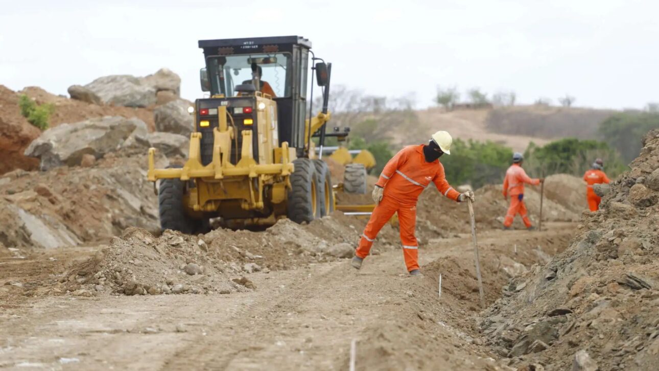 Trabalhadores e maquinário em obras da Transnordestina mostram avanço significativo na infraestrutura ferroviária nordestina. (Imagem: GC Mais)