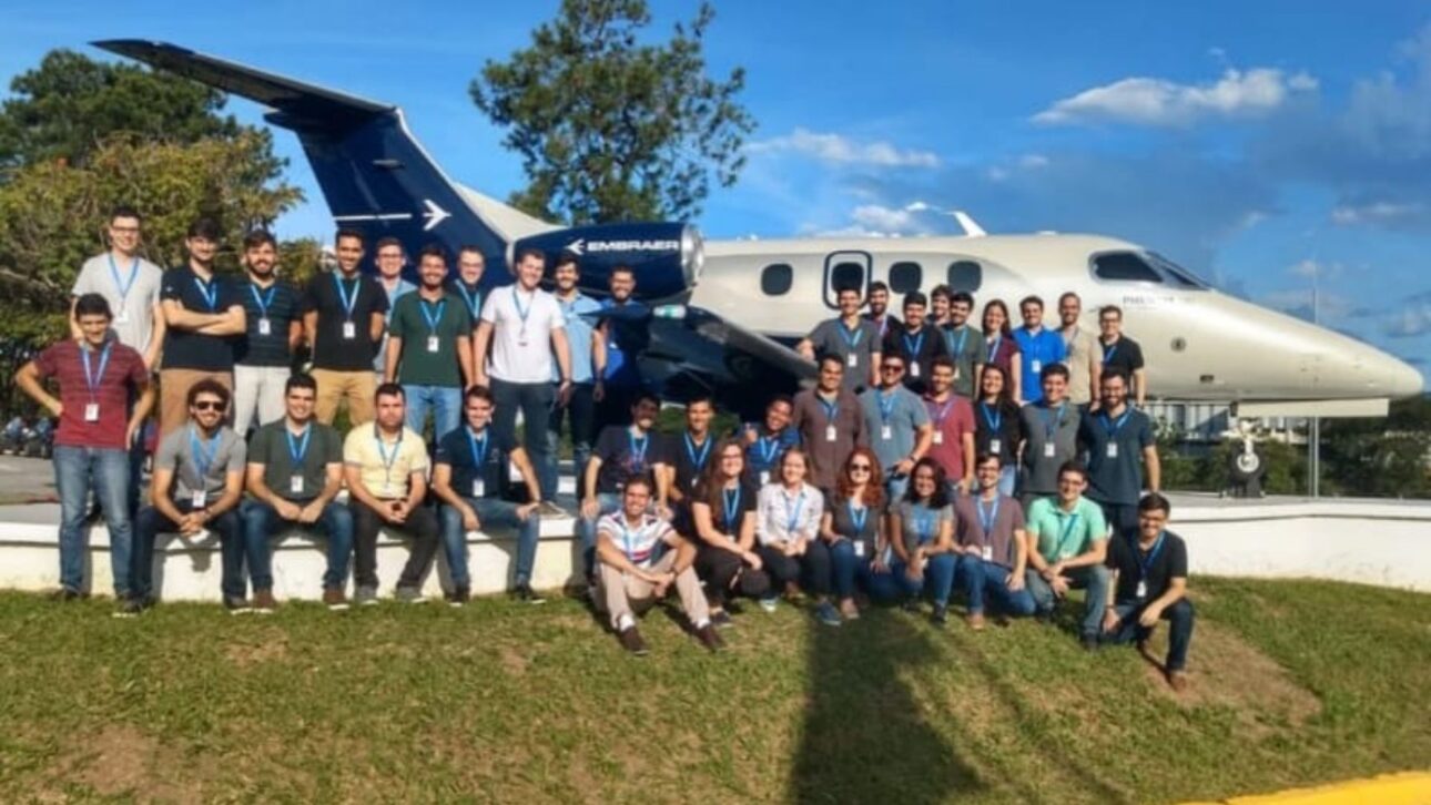 Alunos do PEE em frente a aeronave da Embraer simbolizam imersão prática e formação em engenharia aeronáutica. (Imagem: Poder Aéreo)