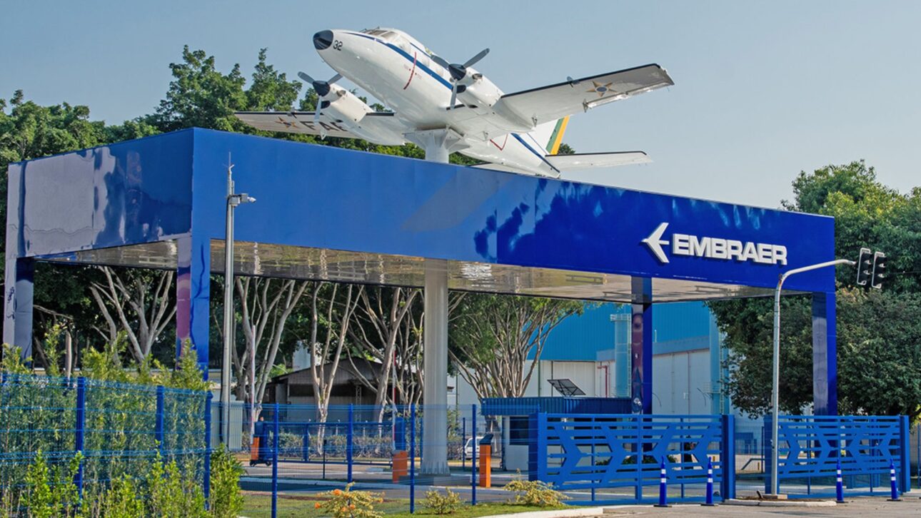 Fachada da Embraer com aeronave exposta realça conexão do PEE com o setor aeronáutico. (Imagem: AEROIN)