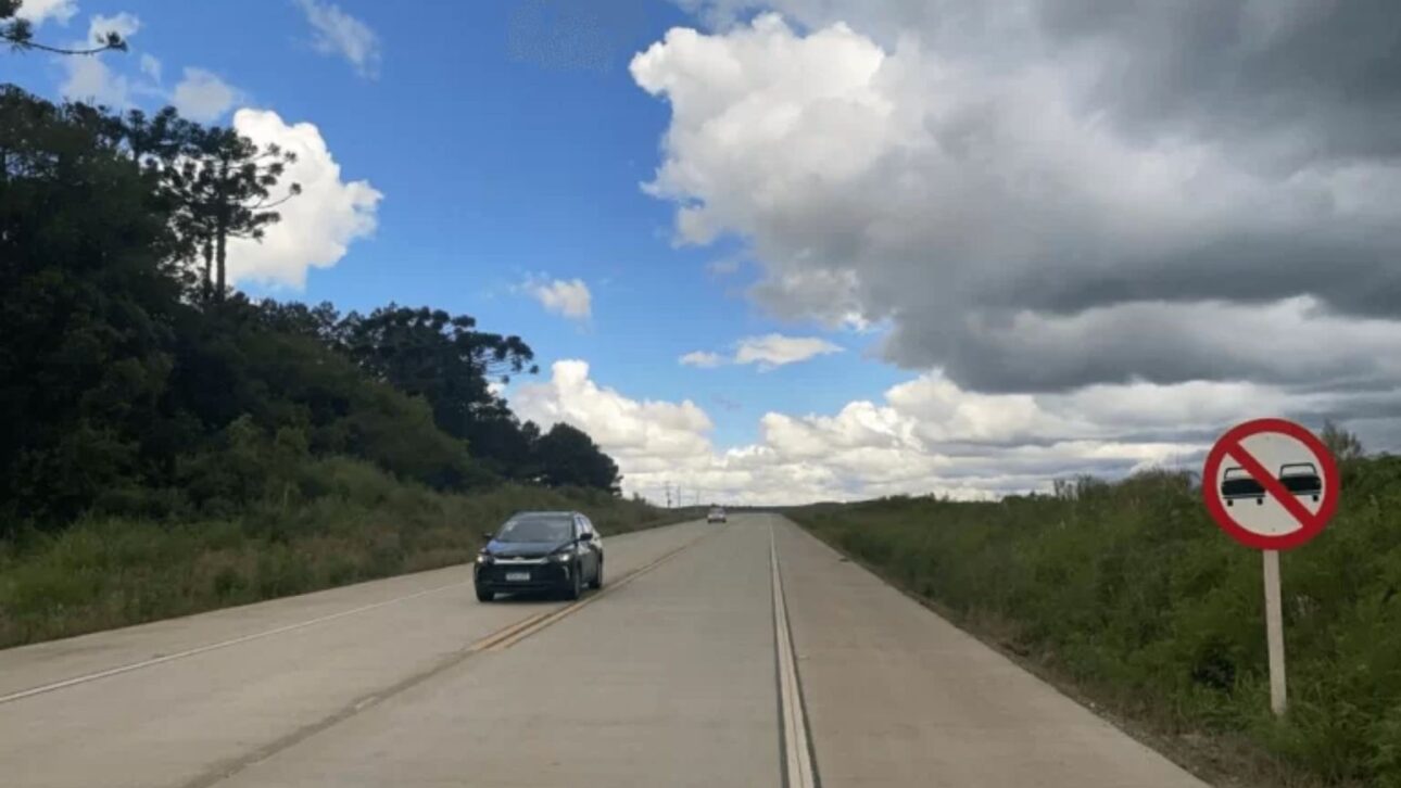 Paraná investe R$ 3,1 bilhões em 500 km de rodovias de concreto, com pavimentação rígida que garante mais durabilidade, economia e segurança.