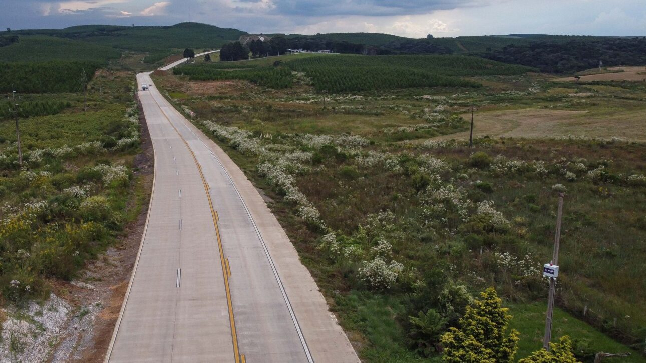 Trecho recém-concretado da PRC-280 revitalizado com pavimento rígido em PR, ampliando segurança viária." (Imagem: Roberto Dziura Jr/AEN)