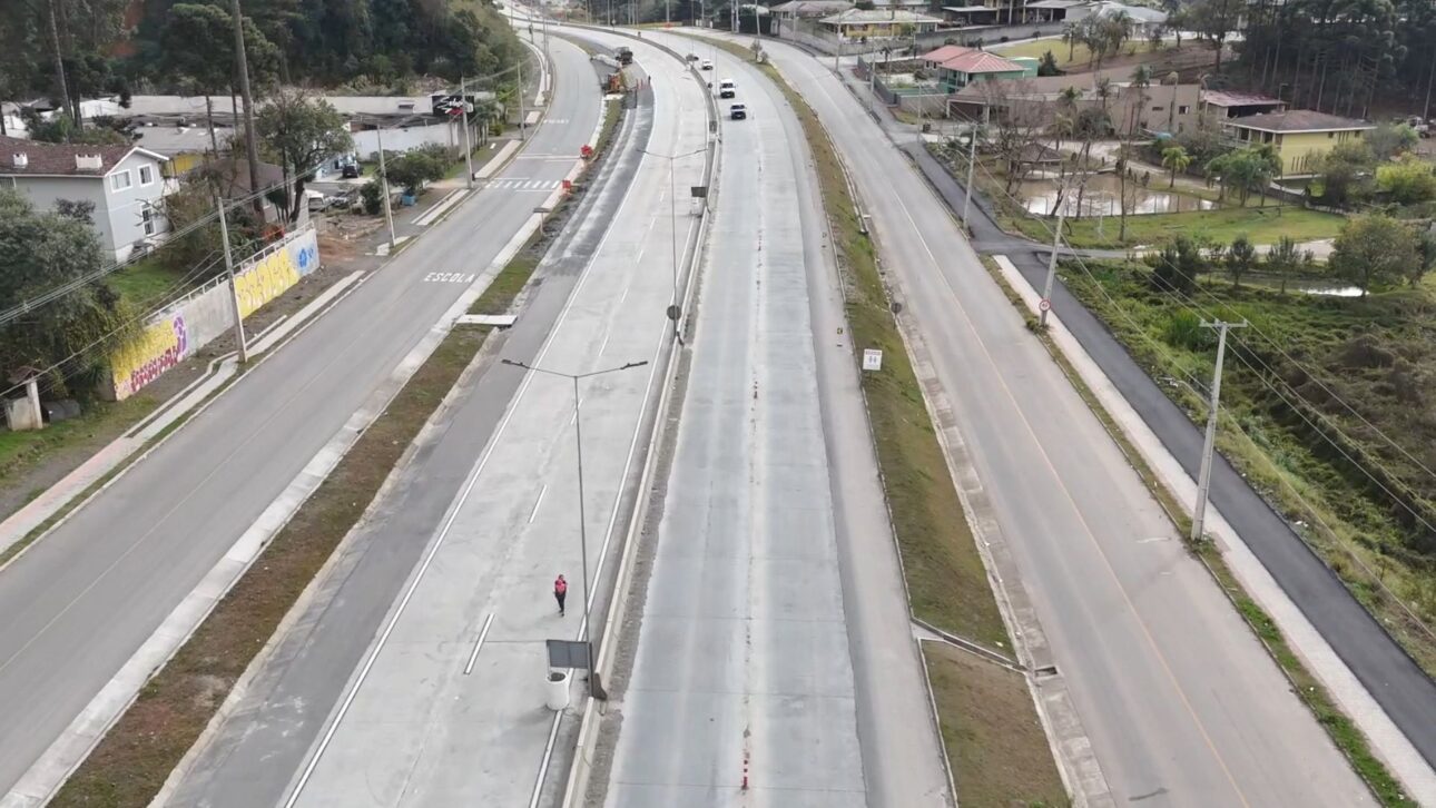 Rodovia em concreto com acabamento texturizado (vassourado) garante aderência e visibilidade à noite." (Imagem: Portal Estradas)