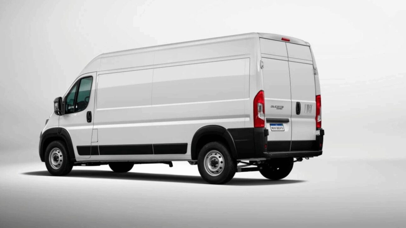 Fiat Ducato 2026 chega ao Brasil com motor 140 cv, até 13 m³ de carga, autonomia de 972 km e novas soluções de conectividade.