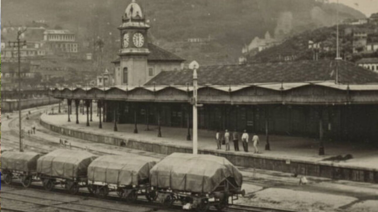 Primeira ferrovia paulista, inaugurada em 1867, ainda liga Santos ao interior, vence a Serra do Mar e transporta milhões de toneladas.