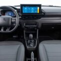 Honda Civic 2026 chega ao Brasil com motor híbrido 2.0, Google integrado, autonomia de até 1.000 km e preço mantido em R$ 265.900.