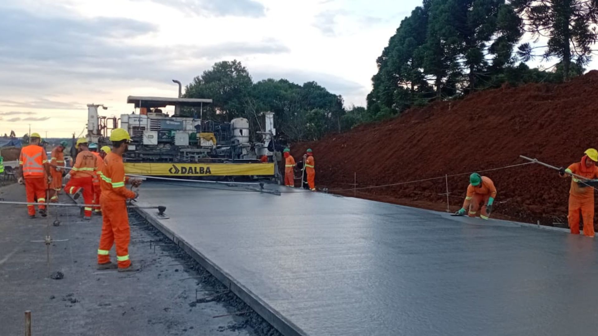 Obras na PRC-466 em Guarapuava avançam 54%, com whitetopping, ponte concluída e novos sistemas de drenagem e iluminação.
