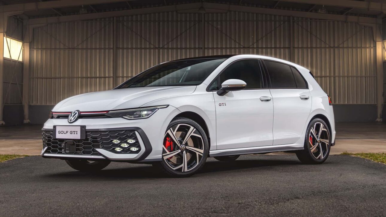 Volkswagen lança o Golf GTI 2026 no Brasil por até R$ 445 mil, com motor 2.0 turbo de 245 cv, pacote completo e pré-venda exclusiva.