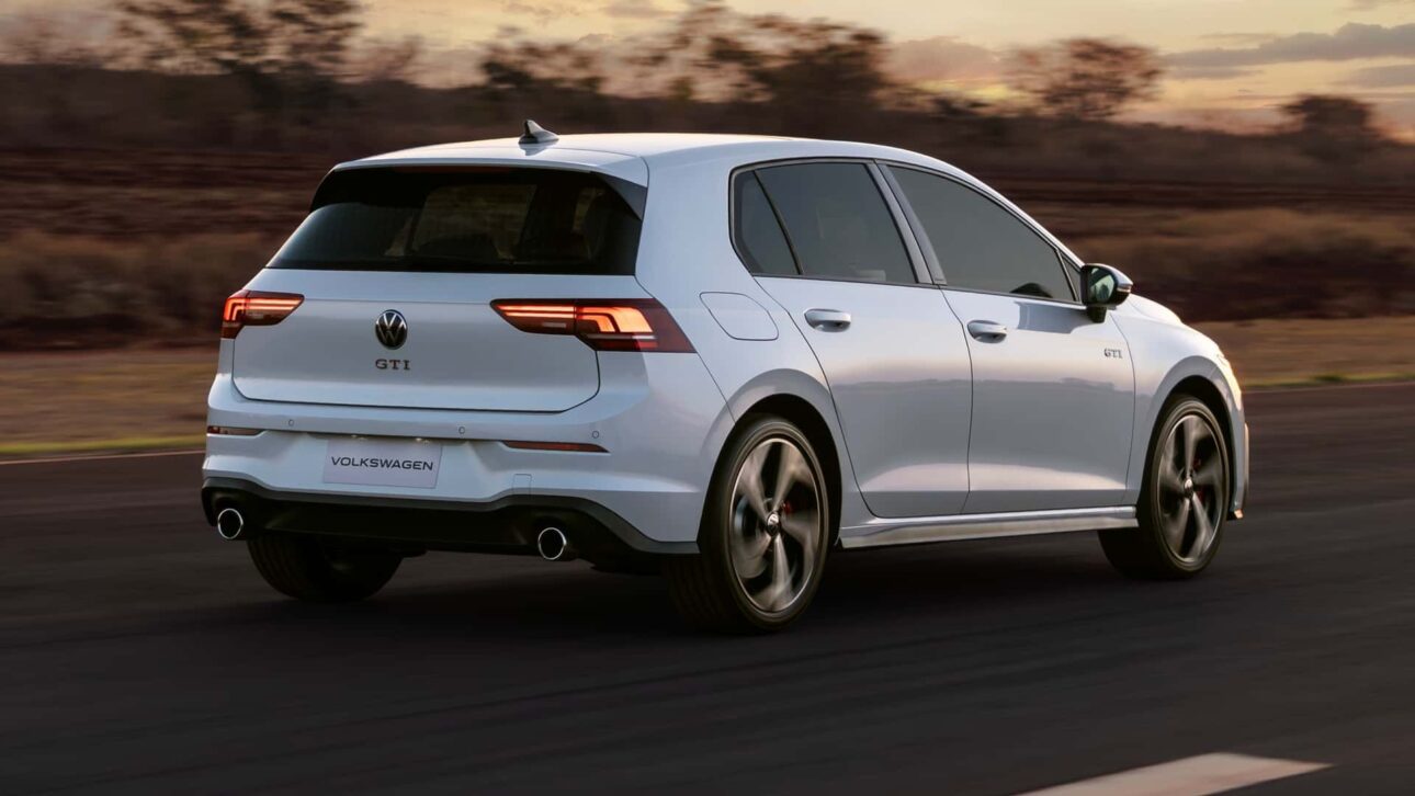 Volkswagen lança o Golf GTI 2026 no Brasil por até R$ 445 mil, com motor 2.0 turbo de 245 cv, pacote completo e pré-venda exclusiva.