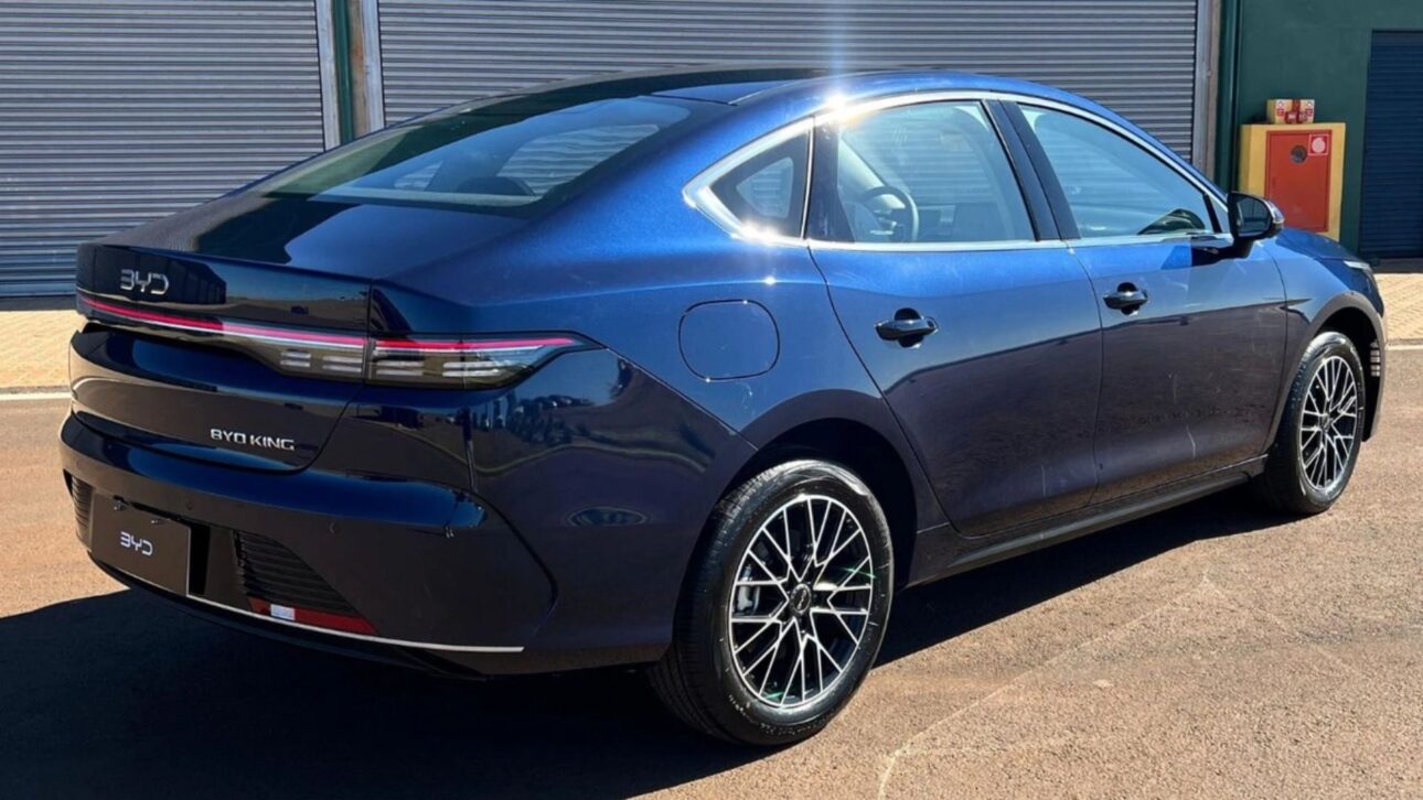 BYD King 2026 chega ao Brasil com até 44,2 km/l, autonomia de 1.200 km e preços a partir de R$ 169.990 para rivalizar com o Corolla.