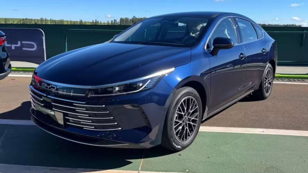 BYD King 2026 chega ao Brasil com até 44,2 km/l, autonomia de 1.200 km e preços a partir de R$ 169.990 para rivalizar com o Corolla.