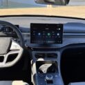 BYD King 2026 chega ao Brasil com até 44,2 km/l, autonomia de 1.200 km e preços a partir de R$ 169.990 para rivalizar com o Corolla.