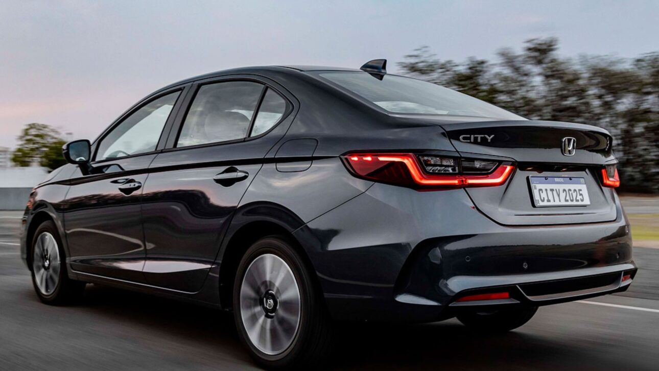 Honda City 2025 oferece descontos de até R$ 14,4 mil para PcD, com versões equipadas, bom espaço interno e consumo eficiente.