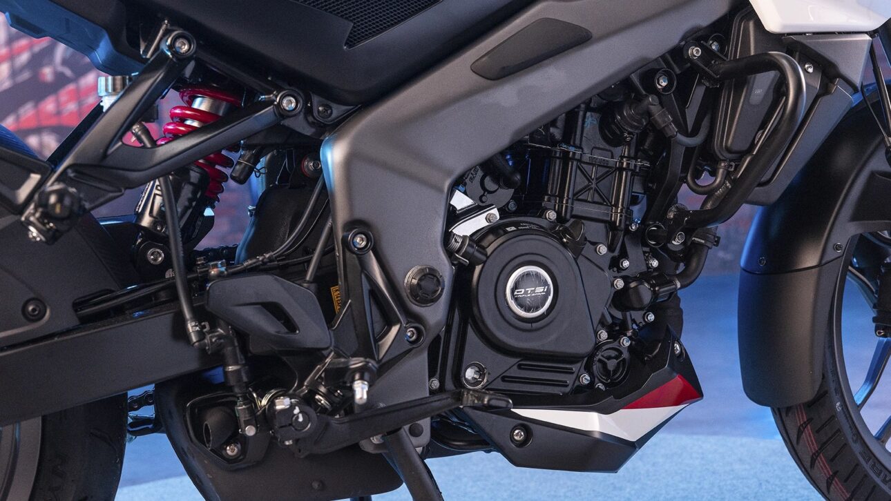 Bajaj Dominar NS200 2025 chega ao Brasil por R$ 20.900 com motor 199,5 cc, ABS duplo, Bluetooth e autonomia de até 40 km/l.