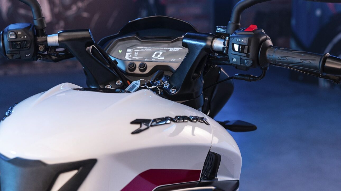 Bajaj Dominar NS200 2025 chega ao Brasil por R$ 20.900 com motor 199,5 cc, ABS duplo, Bluetooth e autonomia de até 40 km/l.