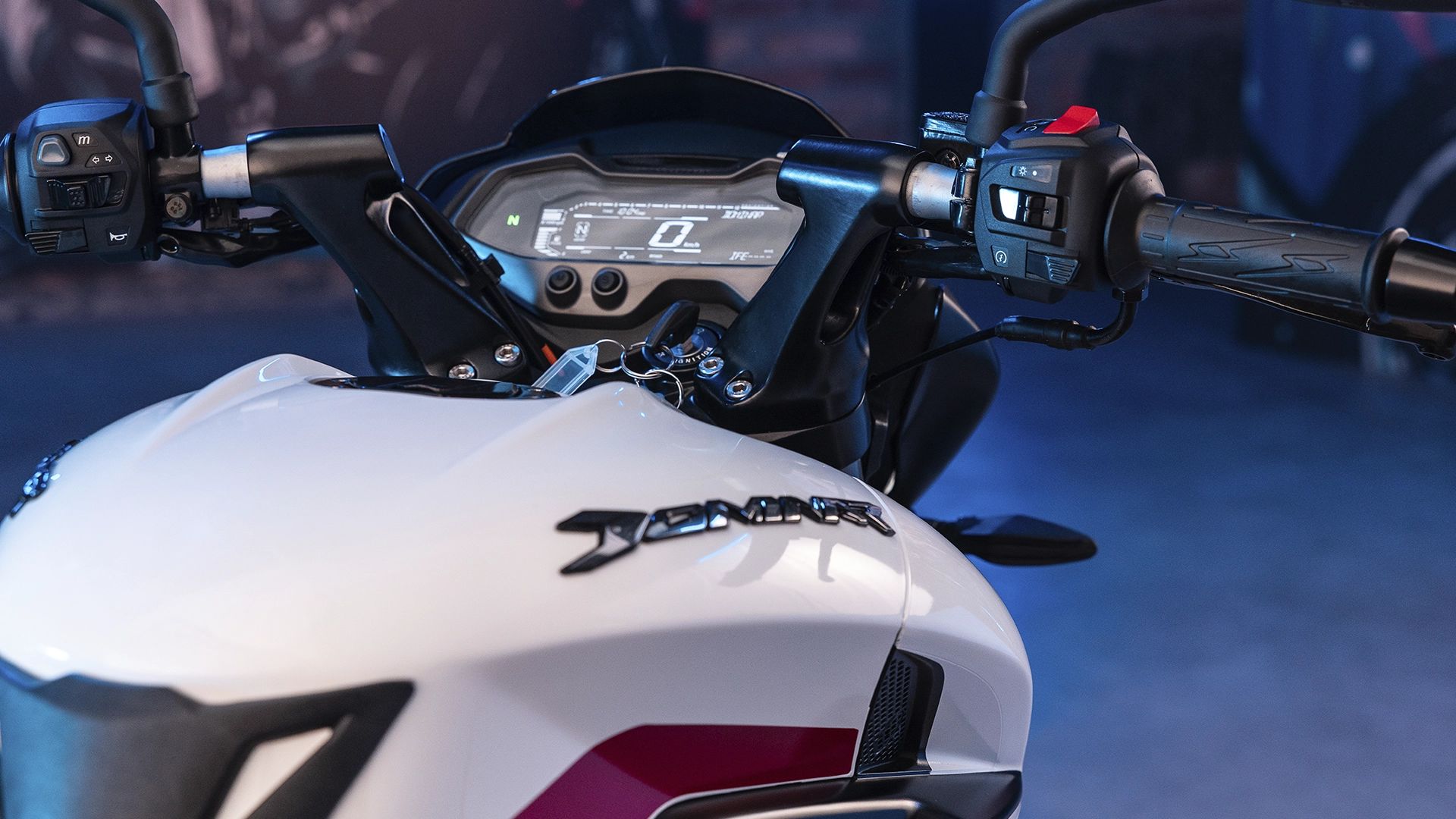 Bajaj Dominar NS200 2025 chega ao Brasil por R$ 20.900 com motor 199,5 cc, ABS duplo, Bluetooth e autonomia de até 40 km/l.