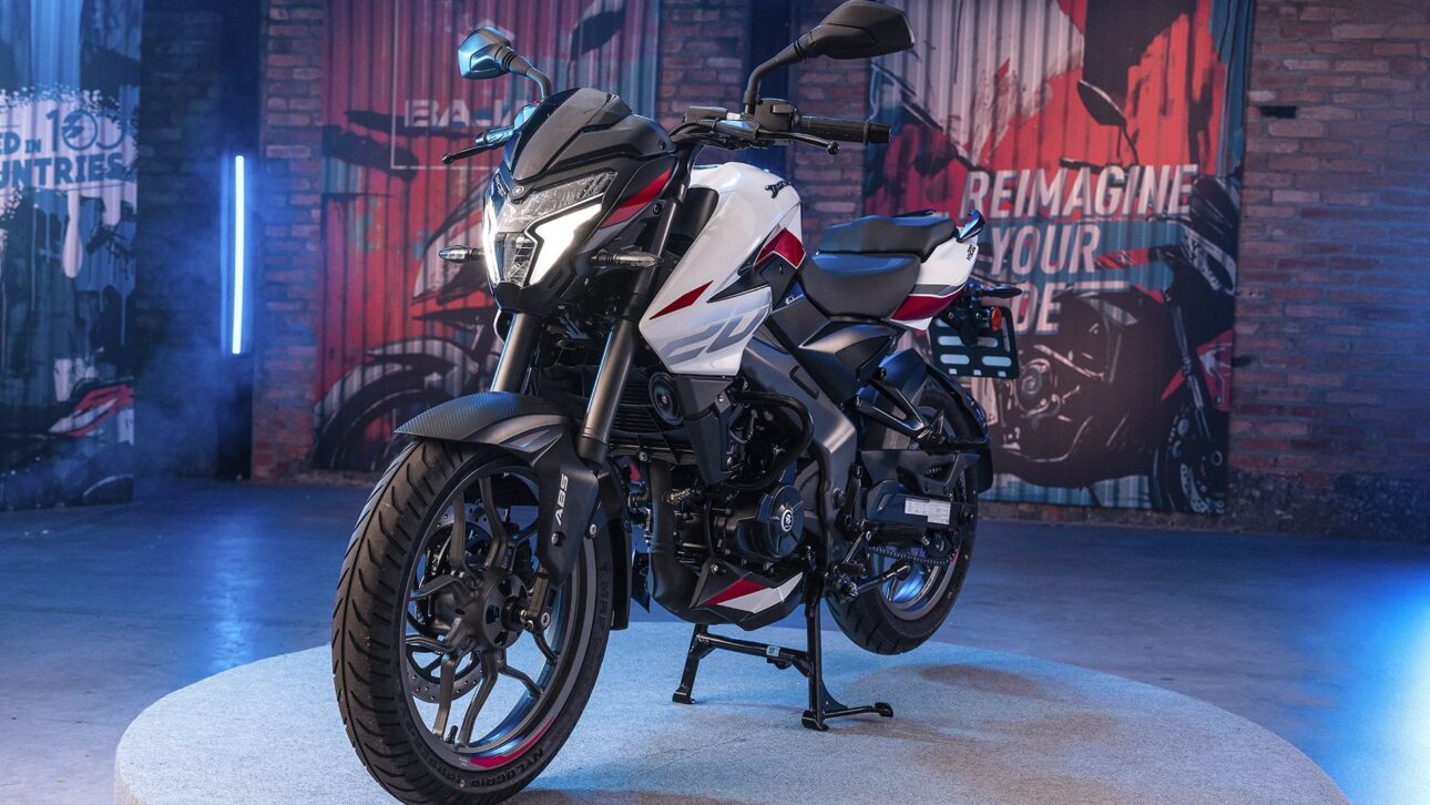 Bajaj Dominar NS200 2025 chega ao Brasil por R$ 20.900 com motor 199,5 cc, ABS duplo, Bluetooth e autonomia de até 40 km/l.