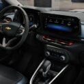 Chevrolet Onix 2026 chega a R$ 100 mil, faz até 19,7 km/l e traz motor 1.0 aspirado de 82 cv com nova correia banhada a óleo.
