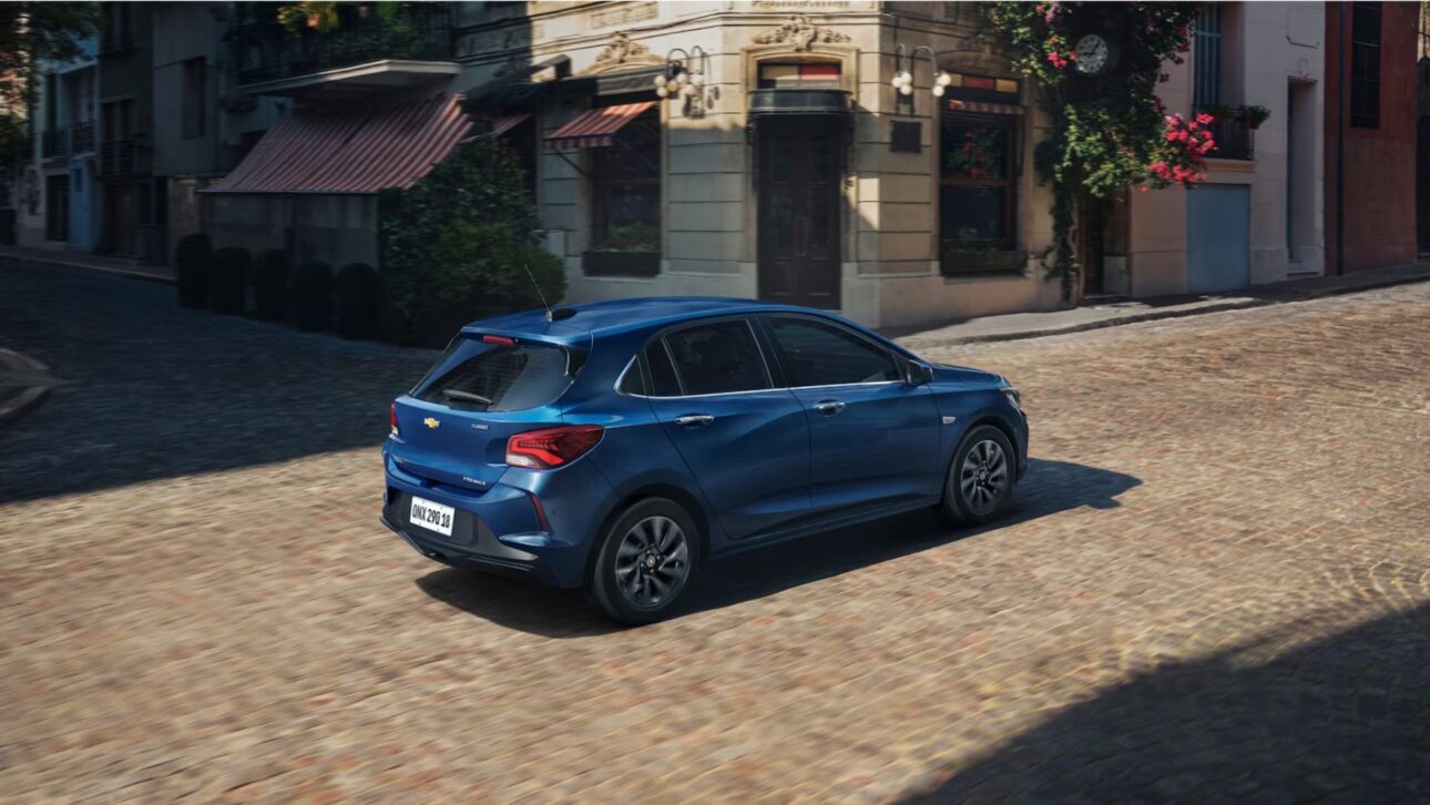 Chevrolet Onix 2026 chega a R$ 100 mil, faz até 19,7 km/l e traz motor 1.0 aspirado de 82 cv com nova correia banhada a óleo.