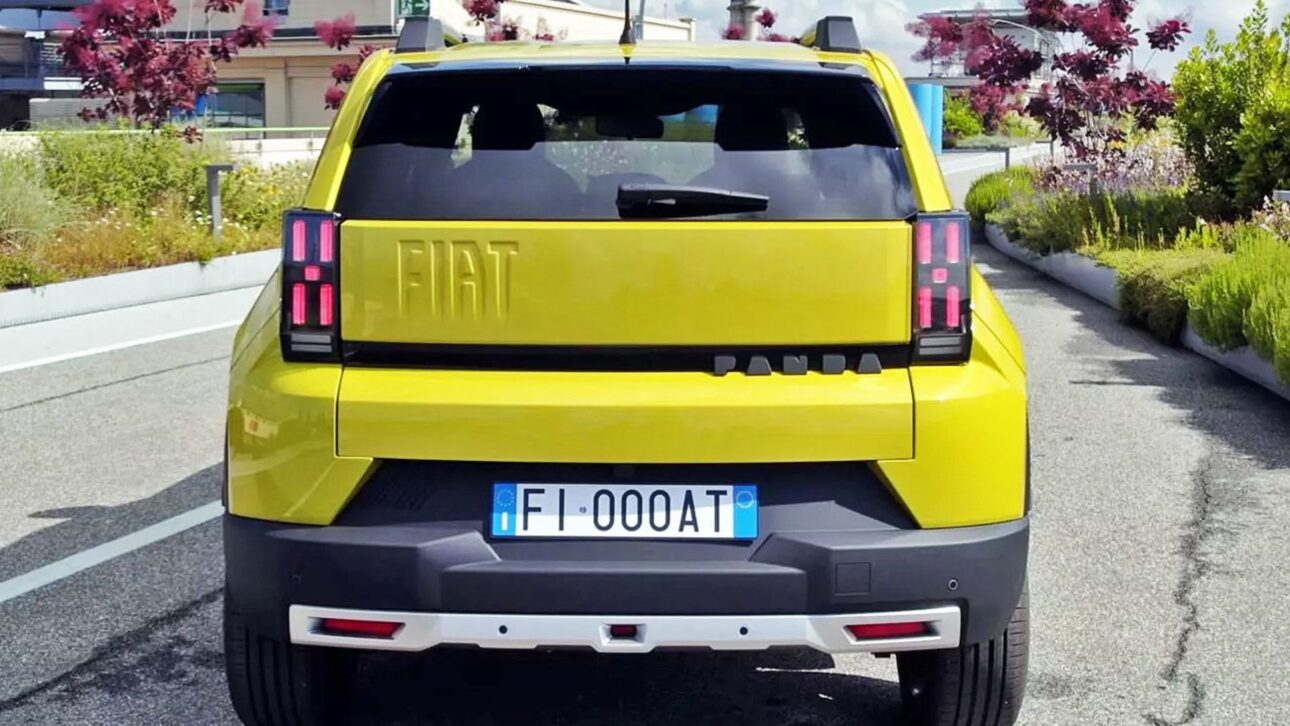 Fiat Grande Panda 2025 vai servir de base para o novo Argo no Brasil que terá traseira bem parecida com a do modelo europeuImagem: Divulgação