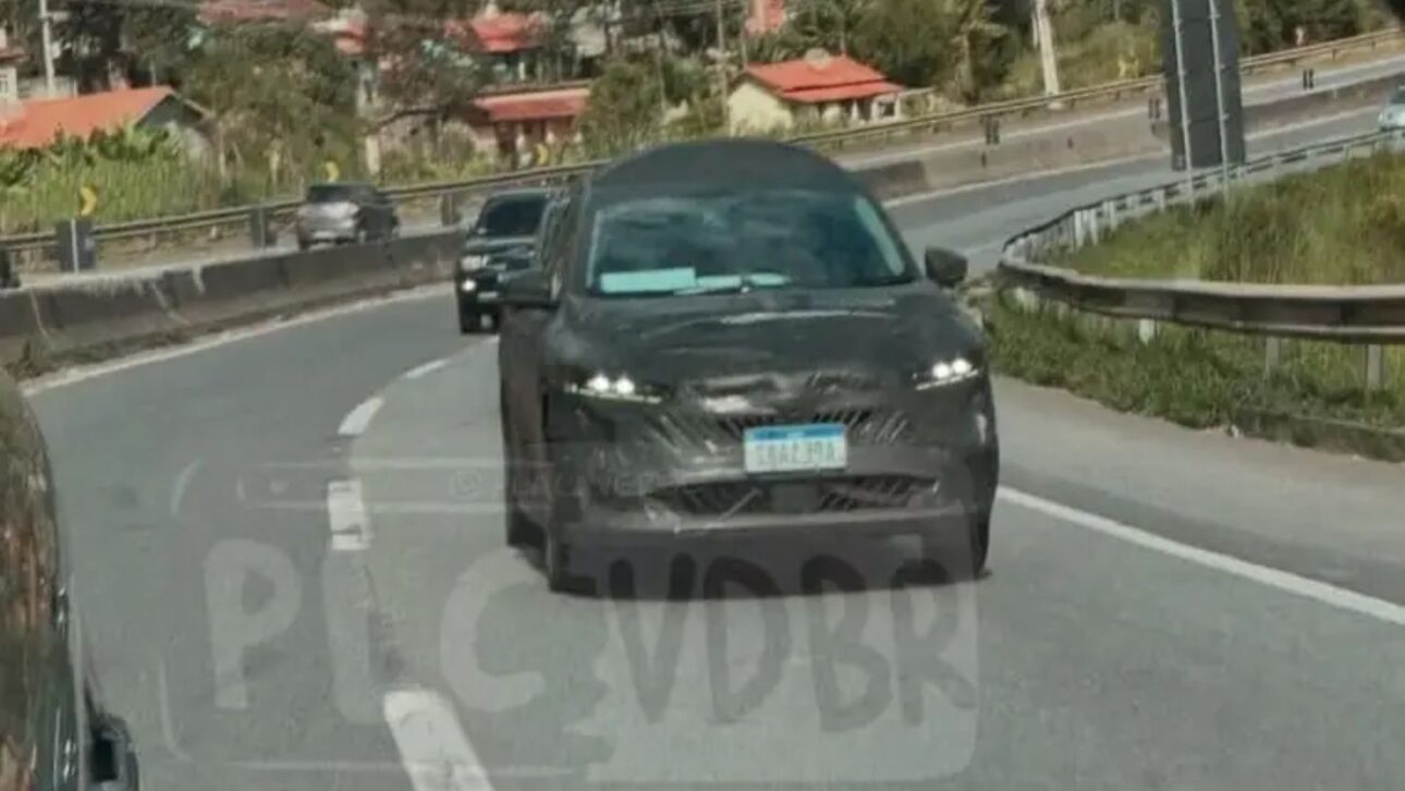 Nissan Sentra 2026 estreia com novo design, motor híbrido de 136 cv e versão 1.6 de 135 cv. Sedã já é testado no Brasil.