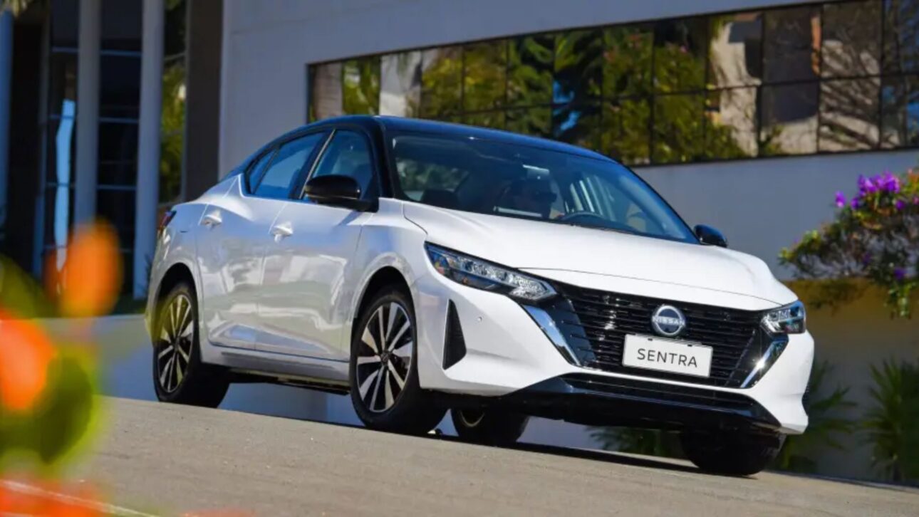 Nissan Sentra 2026 estreia com novo design, motor híbrido de 136 cv e versão 1.6 de 135 cv. Sedã já é testado no Brasil.