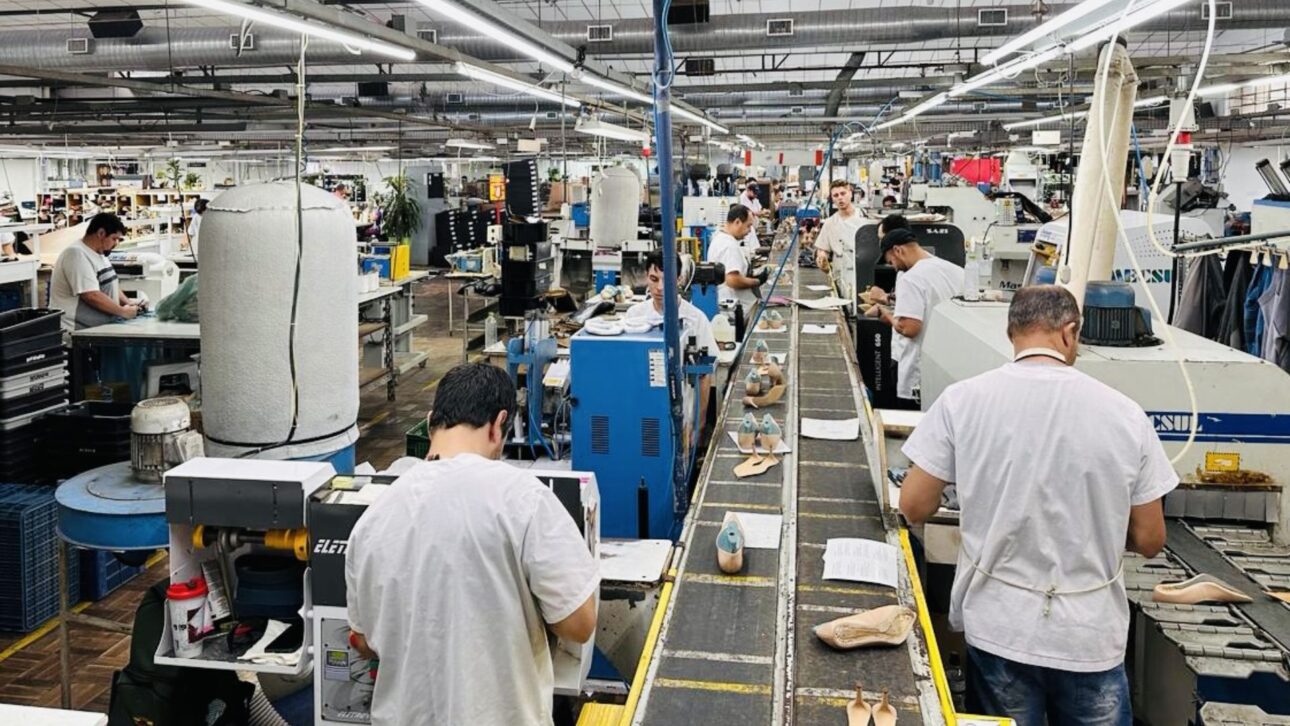 Calçadista de Três Coroas fecha após dívidas milionárias, crise agravada pela pandemia e tarifaço de 50% dos EUA.