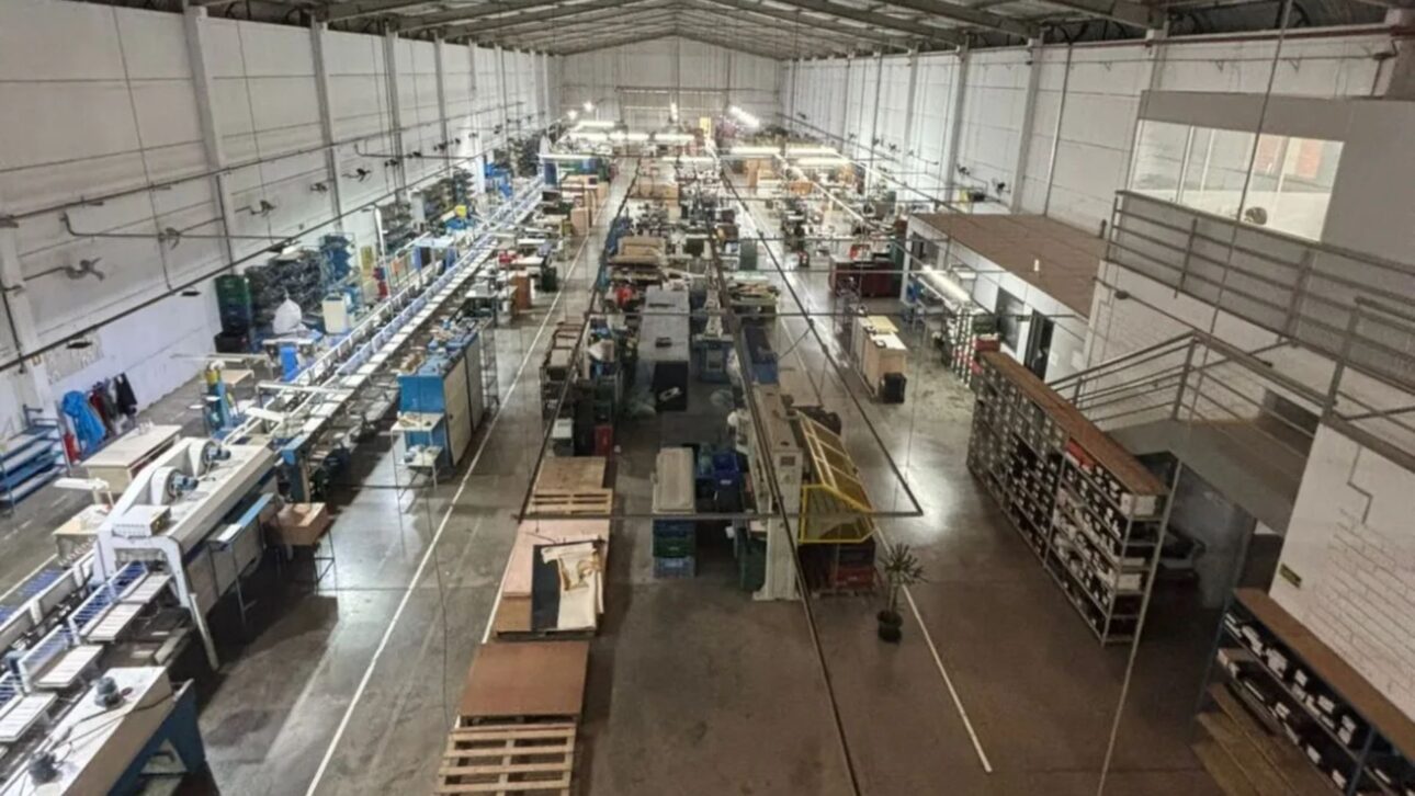 Calçadista de Três Coroas fecha após dívidas milionárias, crise agravada pela pandemia e tarifaço de 50% dos EUA.