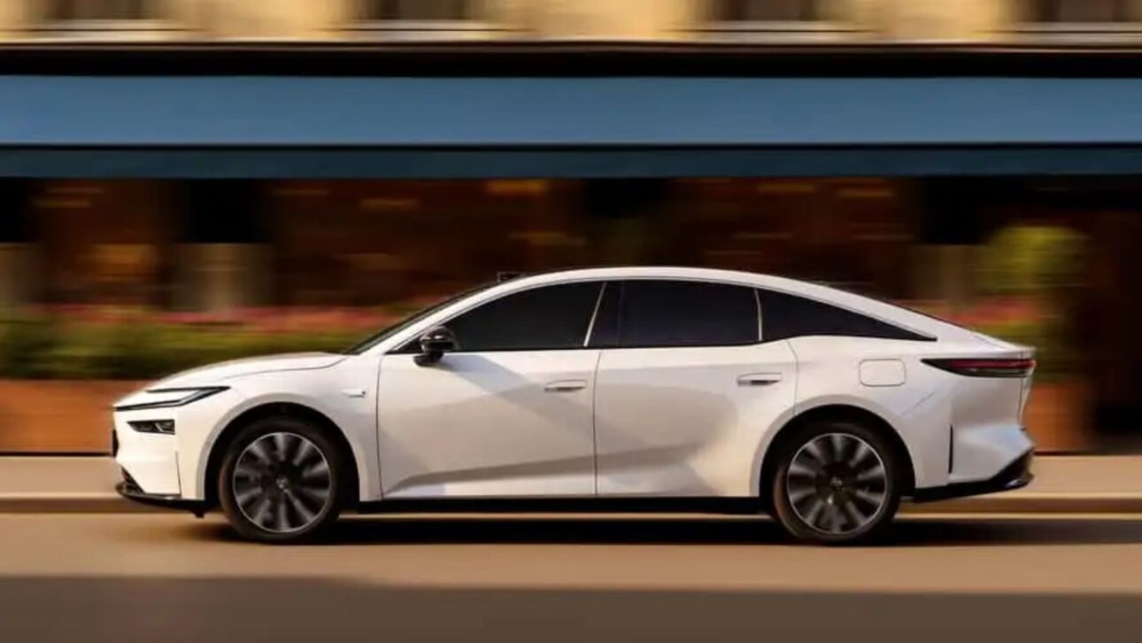 Toyota revela o bZ7, sedã elétrico com motor Huawei, cockpit HarmonyOS e rodas de 21", pronto para desafiar BYD Han e Nio ET7.