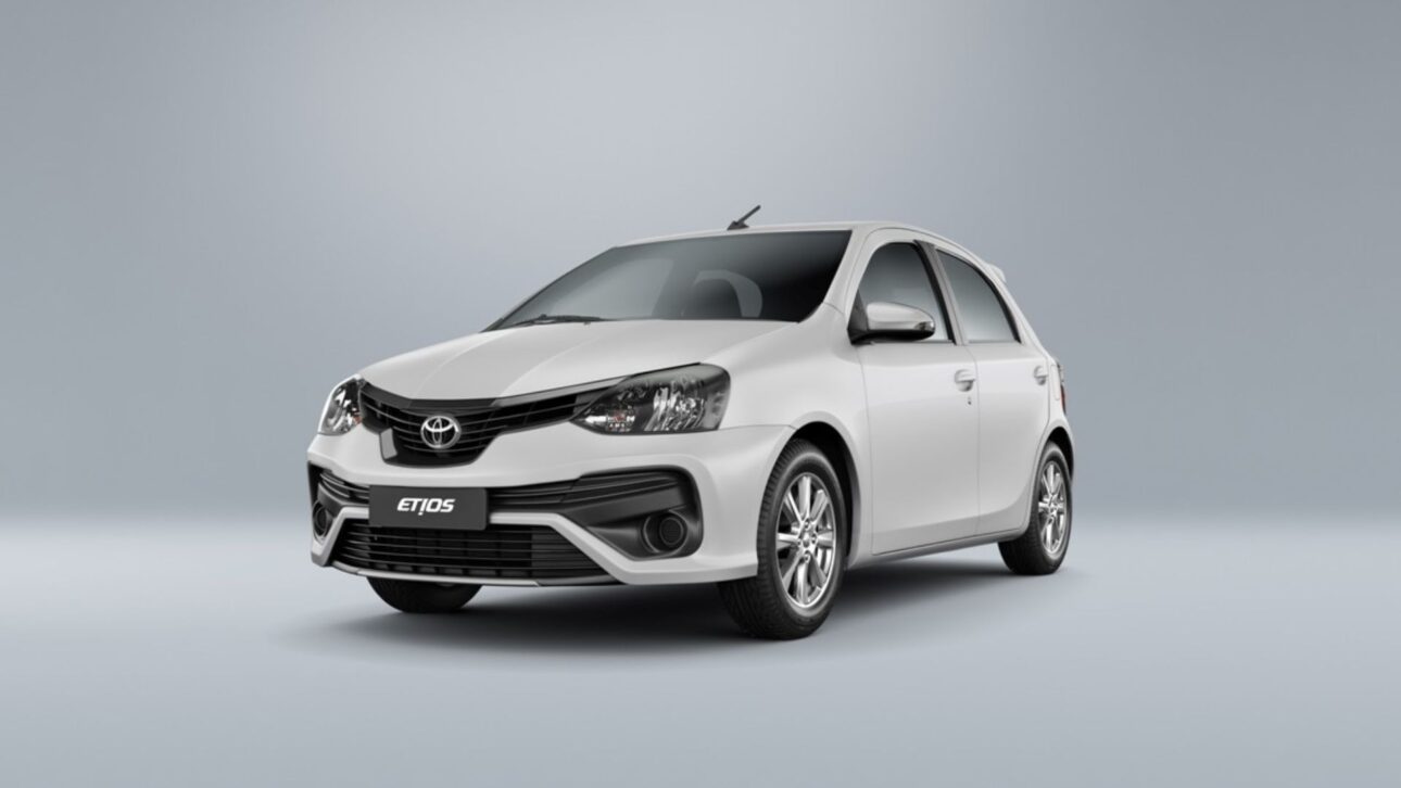 Toyota Etios 1.3 usado entrega até 14,2 km/l, 98 cv e preço a partir de R$ 39,7 mil. Veja detalhes de consumo, versões e manutenção.