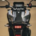 Honda XRE 190 2026 chega ao Brasil com motor flex de 16 cv, ABS dianteiro, painel digital blackout e nova cor cinza metálico.