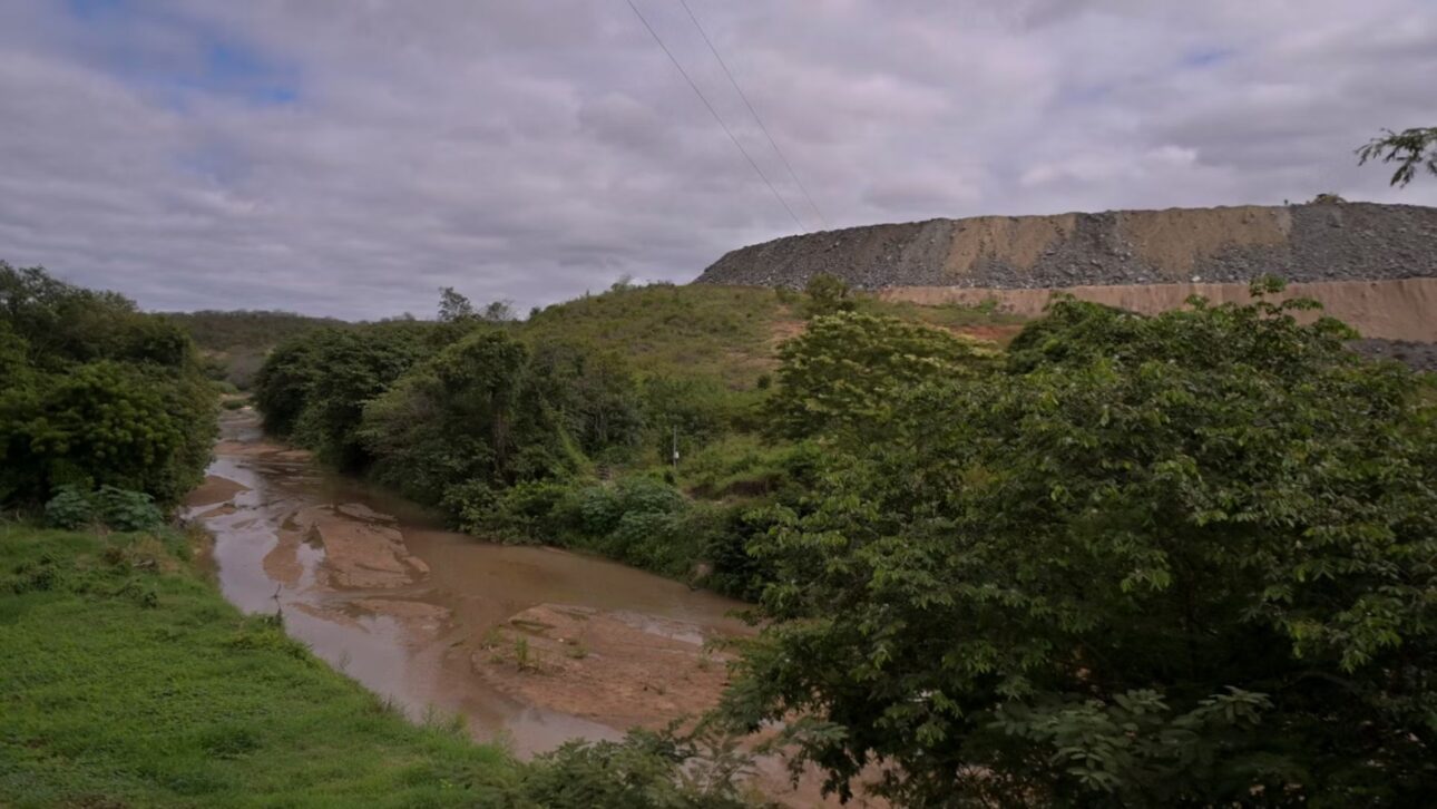 Mineradora canadense Sigma Lithium retira milhões de litros do rio Jequitinhonha em Minas e é acusada de causar crise hídrica. Foto: FRED MAGNO