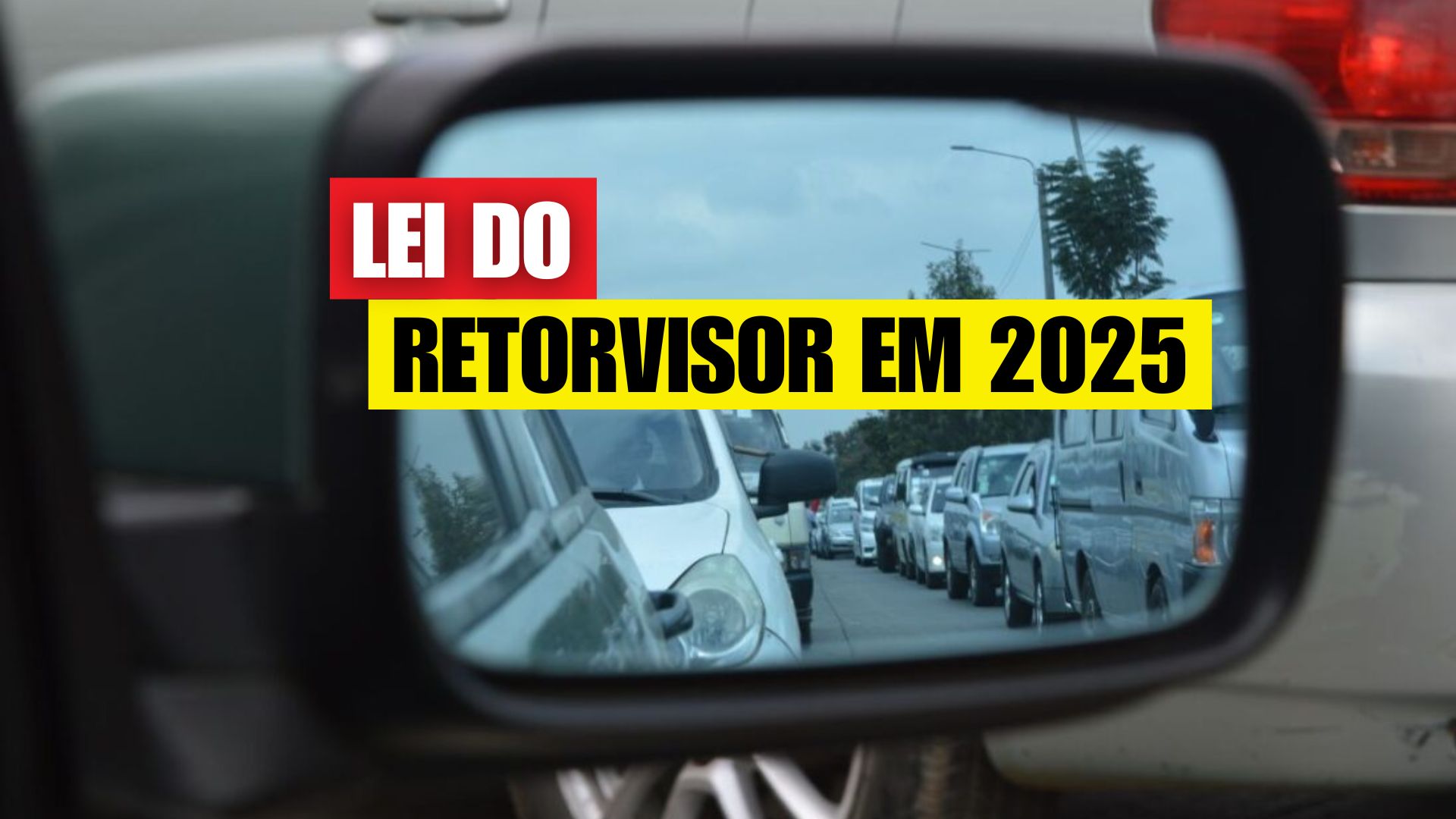 Adicionar post Ícone do site Seu veículo está pronto para 2025? Novas lei dos retrovisores exige visibilidade ampliada, ESC, DRL e mais 4 tecnologias essenciais · Post Ctrl+K Salvar rascunho 30/100 Publicar Lista Estrutura Aviso de erro É necessário selecionar pelo menos 1 estados. É necessário definir uma imagem destacada. Aviso de erro É obrigatório associar uma Pauta para salvar este post. Alterar tipo ou estilo do bloco Mover bloco Parágrafo da posição 35 para a posição 34 O bloco Parágrafo está no final do conteúdo e não pode ser movido para baixo Mudar alinhamento do texto Mostra mais ferramentas do bloco Seu veículo está pronto para 2025? Novas lei dos retrovisores exige visibilidade ampliada, ESC, DRL e mais 4 tecnologias essenciais A partir de 2025, veículos novos no Brasil precisam atender a normas mais rígidas de segurança, incluindo retrovisores com campo de visão ampliado, controle eletrônico de estabilidade e sistemas de iluminação obrigatórios, aproximando o país dos padrões internacionais. As regras brasileiras de segurança veicular entram em 2025 com duas frentes principais. De um lado, o Conselho Nacional de Trânsito ampliou as exigências para retrovisores e sistemas equivalentes no transporte escolar, com foco na redução de pontos cegos ao redor de vans e micro-ônibus. De outro, o pacote de equipamentos obrigatórios em veículos 0 km — já válido para automóveis desde janeiro de 2024 — passa a alcançar os veículos de maior porte com a entrada definitiva do controle eletrônico de estabilidade (ESC) a partir de 1º de janeiro de 2025. Retrovisores no transporte escolar Para veículos destinados ao transporte coletivo de escolares, o Contran consolidou normas que determinam a utilização de espelhos retrovisores, sistemas câmera-monitor ou dispositivos equivalentes que garantam visão indireta adequada do entorno do veículo. O objetivo é ampliar o campo visual do condutor e mitigar áreas sem visibilidade, especialmente em manobras de embarque e desembarque. Essas diretrizes estão reunidas em resolução específica voltada ao segmento escolar. Além da consolidação normativa para o transporte escolar, há requisitos técnicos gerais para espelhos retrovisores aplicáveis a diversos tipos de veículos, incluindo ônibus e micro-ônibus. A regulamentação define parâmetros de desempenho e fixação, buscando assegurar estabilidade do espelho, ausência de distorções na imagem e capacidade de ajuste pelo motorista na posição de condução. No caso de ônibus e micro-ônibus que entrarem em produção a partir de 18 de outubro de 2025, novos veículos devem sair de fábrica adequados aos padrões técnicos atualizados de retrovisores. Para a frota já fabricada e registrada, as regras consolidadas vêm sendo aplicadas desde 2022. O recorte temporal visa permitir adaptação da indústria sem interromper a oferta de modelos homologados. Itens obrigatórios nos carros 0 km Desde 1º de janeiro de 2024, automóveis 0 km vendidos no Brasil precisam atender a um conjunto de recursos mínimos de segurança. Entre eles, estão: Controle eletrônico de estabilidade (ESC) Luzes diurnas de rodagem (DRL) Alerta de cinto de segurança Indicador de frenagem brusca Repetidores laterais de seta Teste de impacto lateral O pacote aproxima o padrão brasileiro de mercados com requisitos mais rígidos e busca reduzir colisões por perda de controle, aumentar a visibilidade diurna e melhorar a comunicação luminosa entre veículos. A presença do DRL foi incorporada ao regulamento nacional de iluminação veicular e passou a constar como exigência para novos modelos no país. O alerta de cinto de segurança combina aviso visual no painel e sinal sonoro quando o condutor roda sem o cinto afivelado. A obrigatoriedade desse alerta para o assento do motorista foi incorporada ao conjunto de exigências que entraram em vigor para os carros novos em 2024. Já o indicador de frenagem brusca utiliza o piscar intermitente das luzes de freio ou o acionamento automático do pisca-alerta em desacelerações intensas. Em paralelo, os repetidores laterais de seta — instalados nos retrovisores ou nos para-lamas — melhoram a sinalização da mudança de direção, sobretudo em ultrapassagens e conversões em vias multilane. O teste de impacto lateral passou a ser exigido na homologação de novos projetos, elevando o patamar mínimo de proteção estrutural. Segurança ampliada em vans, ônibus e caminhões A partir de 1º de janeiro de 2025, o ESC torna-se obrigatório também para vans, ônibus e caminhões novos saídos de fábrica. O sistema identifica tendência de derrapagem e atua nos freios de cada roda e na gestão do motor para ajudar o condutor a manter o veículo na trajetória, especialmente em desvios repentinos ou curvas feitas acima do limite de aderência. Em outras palavras, o cenário de 2025 cruza duas agendas: a de visão indireta aprimorada em veículos de transporte escolar e a de segurança ativa ampliada em veículos de maior porte. Para proprietários e frotistas, isso significa verificar a conformidade do veículo conforme sua categoria e ano-modelo, observando manual, etiquetas e especificações informadas pelo fabricante no ato da venda. O que observar na prática No ambiente escolar, condutores e gestores devem se certificar de que os espelhos ou sistemas câmera-monitor estejam corretamente ajustados à posição de condução e firmemente instalados. A checagem diária antes de iniciar o transporte — com atenção para o entorno do veículo em 360 graus — reduz a chance de incidentes em pátios e vias próximas às escolas. Para quem vai adquirir um 0 km, vale confirmar a presença de DRL, o funcionamento do alerta de cinto, a existência do indicador de frenagem brusca e dos repetidores laterais de seta, além de verificar a conformidade com os ensaios de impacto lateral e a disponibilidade do ESC. Nos veículos de carga e de transporte coletivo novos, o ESC passa a ser elemento obrigatório a partir deste ano. Sua frota — pessoal ou profissional — já cumpre as exigências de retrovisores e de segurança ativa que o Brasil exige em 2025? Mover para cimaMover para baixoAlternar painel: Fontes Nome do site https://monitordomercado. URL do artigo https://monitordomercado.com.br/noticias/307250-nova-lei-dos-retrovisores-ja-esta-em-vigor-para-todos-os-motoristas-brasileiros/# Exibir publicamente Adicionar Mover para cimaMover para baixoAlternar painel: Yoast SEO Premium SEO Legibilidade Dados estruturados Social Notícias Frase-chave de focoAjuda sobre a escolha da frase-chave de foco perfeita(Abre numa nova aba do navegador) retrovisor Obtenha frases-chave relacionadas(Abre numa nova aba do navegador) Aparência de pesquisa Determine como seu post deve aparecer nos resultados da pesquisa. Pré-visualizar como: Resultado para dispositivos móveisResultado para computadores Pré-visualização de URL: CPG Click Petroleo e Gas clickpetroleoegas.com.br Prévia do título de SEO: Seu veículo está pronto para 2025? Novas lei dos retrovisores exige ... Pré-visualização da metadescrição: set 20, 2025 － Novas regras de 2025 exigem retrovisores ampliados, ESC e DRL em veículos no Brasil. Veja as tecnologias obrigatórias de segurança. Título SEO Generate SEO title Inserir variável Título Separador Título do site Slug seu-veiculo-esta-pronto-para-2025-novas-lei-dos-retrovisores-exige-visibilidade-ampliada-esc-drl-e-mais-4-tecnologias-essenciais Metadescrição Generate meta description Inserir variável Novas regras de 2025 exigem retrovisores ampliados, ESC e DRL em veículos no Brasil. Veja as tecnologias obrigatórias de segurança. Análise de SEO premiumOK retrovisor Sinónimos da frase chaveAjude em sinônimos de palavras-chave(Abre numa nova aba do navegador) lei Resultado da análise Problemas (7) Links de saída: nenhum link de saída aparece nesta página. Adicione alguns! Frase-chave em atributos alt de imagem: Esta página não tem imagens, uma frase-chave ou ambos. Adicione algumas imagens com atributos alt que incluam a frase-chave ou sinônimos! Atributo alt da imagem: Nenhuma imagem encontrada nesta página. Adicione alguma! Links internos: Nenhum link interno aparece nesta página, Adicione alguns links! Frase-chave na introdução: Sua frase-chave, ou algum sinônimo, não está no primeiro parágrafo do texto. Certifique-se de que o assunto seja identificado imediatamente. Frase-chave usada anteriormente: Você já usou esta frase-chave várias vezes antes. Não use sua frase-chave mais de uma vez. Largura do título de SEO: O título de SEO é maior do que o limite visível. Tente encurtá-lo. Melhorias (2) Distruibuição de frase-chave: Desigual. Algumas partes do seu texto não contém a frase-chave ou algum sinônimo. Melhore sua distribuição no texto todo. Frase-chave no título de SEO: não contém a correspondência exata. Tente escrever a correspondência exata da sua frase-chave no título SEO e colocá-la no início do título. Bons resultados (10) Densidade da frase-chave: A frase-chave foi encontrada 8 vezes. Isso é ótimo! Tamanho da frase-chave: Bom trabalho! Frase-chave na metadescrição: Frase-chave ou sinônimo aparece na metadescrição. Bom trabalho! Tamanho da metadescrição: Bom trabalho! Single title: You don't have multiple H1 headings, well done! Frase-chave na slug: bom trabalho! Frase-chave em subtítulo: 2 dos seus subtítulos H2 ou H3 correspondem ao tópico do seu texto. Bom trabalho! Competing links: There are no links which use your keyphrase or synonym as their anchor text. Nice! Text length: The text contains 820 words. Good job! Título: Sua página tem um título. Bom trabalho! Adicionar frase-chave relacionada Rastrear desempenho de SEO Sugestão de links internos Conteúdo estrutural Avançado Insights Mover para cimaMover para baixoAlternar painel: Informações do artigo play_circle Vídeos Incorporação de vídeo do artigo, isso substituirá a imagem de destaque. Vídeos URL do vídeo (YouTube) Mover para cimaMover para baixoAlternar painel: Gerar imagem para posts Gerar imagem para posts Post Bloco Seu veículo está pronto para 2025? Novas lei dos retrovisores exige visibilidade ampliada, ESC, DRL e mais 4 tecnologias essenciais Definir imagem destacada Adicionar um resumo… 820 palavras, tempo de leitura de 4 minutos. Última edição um segundo atrás Status Rascunho Publicar Imediatamente Slug seu-veiculo-esta-pronto-para-2025-novas-lei-dos-retrovisores-exige-visibilidade-ampliada-esc-drl-e-mais-4-tecnologias-essenciais Autor Alisson Ficher Discussão Aberto Mover para a lixeira MonsterInsights Exclude page from Google Analytics Tracking Toggle to prevent Google Analytics from tracking this page. Show Page Insights Add a Site Note Add a Site Note when publishing this post Yoast SEO Análise de SEO premium: OK Análise de legibilidade: Precisa melhorar Melhore seu post com Yoast SEO Categorias Pesquisar categorias leg Legislação e Direito Legislação Trabalhista Adicionar categoria Tags Adicionar tag alerta de cinto de segurança (1 de 7)alerta de cinto de segurança controle eletrônico de estabilidade (2 de 7)controle eletrônico de estabilidade frenagem brusca (3 de 7)frenagem brusca luzes diurnas DRL (4 de 7)luzes diurnas DRL repetidores de seta (5 de 7)repetidores de seta retrovisores obrigatórios 2025 (6 de 7)retrovisores obrigatórios 2025 transporte escolar seguro (7 de 7)transporte escolar seguro Separe com vírgulas ou com a tecla Enter. Mais usadas Vagas de empregoVagascursos gratuitosRJ - Rio de JaneiroSP - São PauloPetrobrasEnergia RenovávelProcesso SeletivoEnergia SolarInvestimentos Estados Pesquisar Estados Pesquisar Estados AC - Acre AL - Alagoas AM - Amazonas AP - Amapá BA - Bahia CE - Ceará DF - Distrito Federal ES - Espírito Santo GO - Goiás Internacional MA - Maranhão MG - Minas Gerais MS - Mato Grosso do Sul MT - Mato Grosso Nacional PA - Pará PB - Paraíba PE - Pernambuco PI - Piauí PR - Paraná RJ - Rio de Janeiro RN - Rio Grande do Norte RO - Rondônia RR - Roraima RS - Rio Grande do Sul SC - Santa Catarina SE - Sergipe SP - São Paulo TO - Tocantins Adicionar novo Estado Mover para cimaMover para baixoAlternar painel: Pauta Associada Selecione a pauta que originou este post. Este campo é obrigatório para publicar. Mover para cimaMover para baixoAlternar painel: Redefinir classificações Redefinir classificação do post Mover para cimaMover para baixoAlternar painel: Status da Validação Status: Não Validado Plágio Título: N/A Plágio Conteúdo: N/A Forçar revalidação ao salvar Abrir o painel de publicação Post Parágrafo NotificaçõesRascunho salvo.